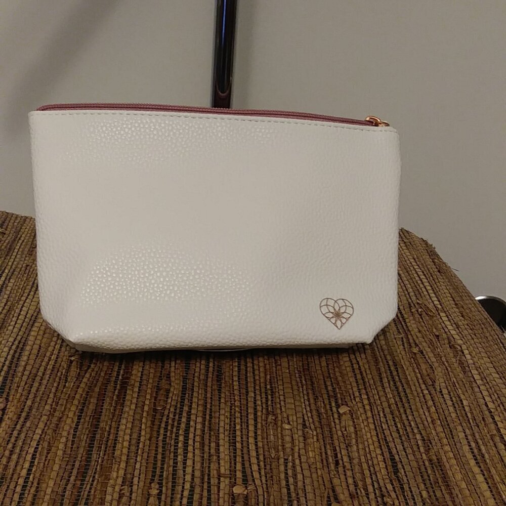 White Embossed Leather Clutch w/ Gold Heart Logo 💖 NWOT - Picture 3 of 6